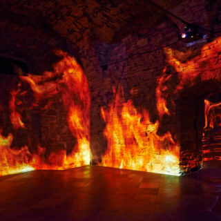Konstgjord eld inne i slottet